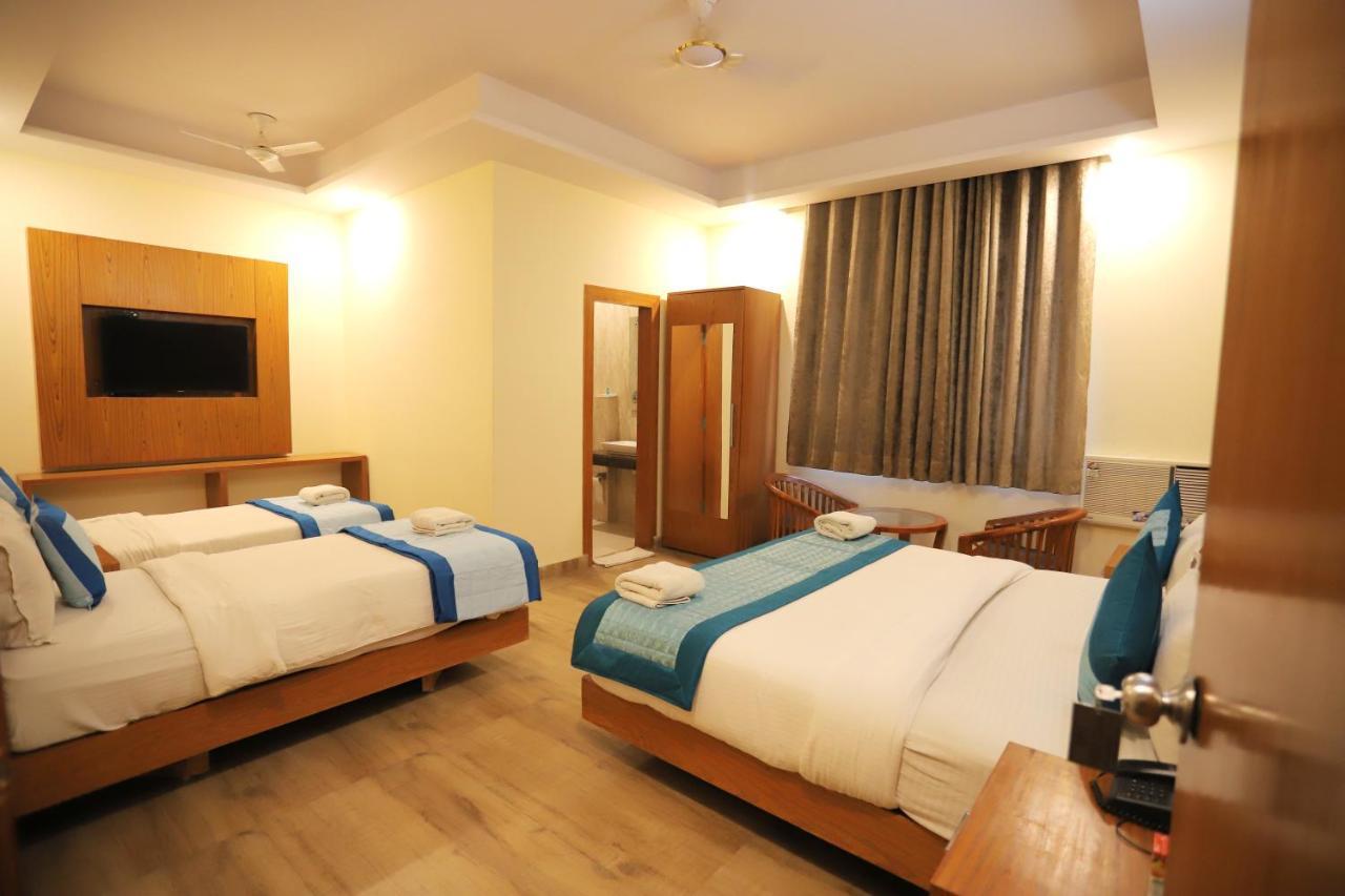 Hotel Aries New Delhi Exterior photo